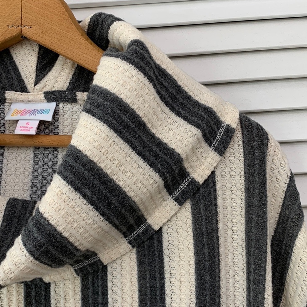 Gorgeous - LuLaRoe pullover cow neck sweater - Size S